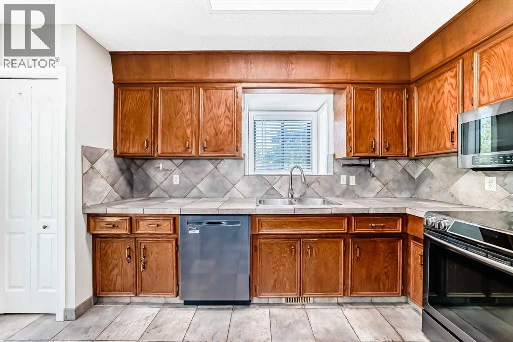 55 Woodstock Way SW — photo 12