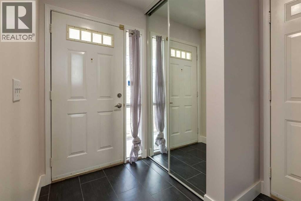 318 Hawkstone Manor NW — photo 2