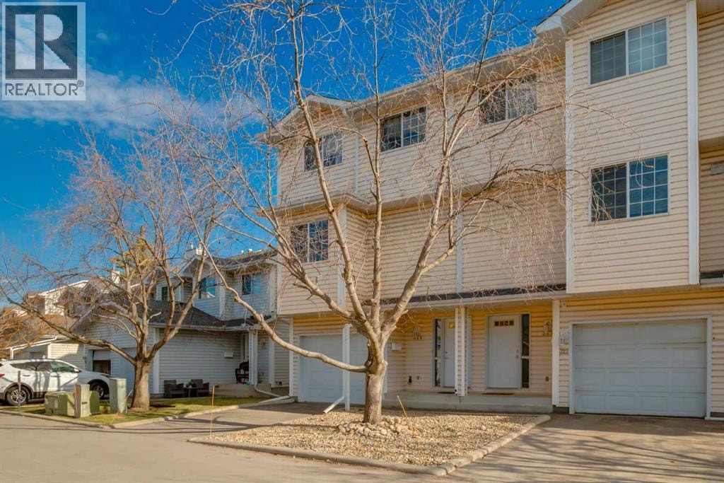 318 Hawkstone Manor NW — photo 1