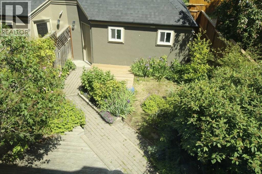 216 4 Avenue NE — photo 3