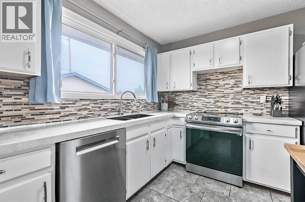 399 Maitland Crescent NE — photo 9