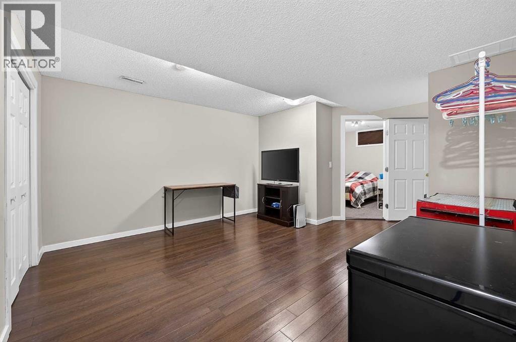 402, 2005 Luxstone Boulevard SW — photo 33