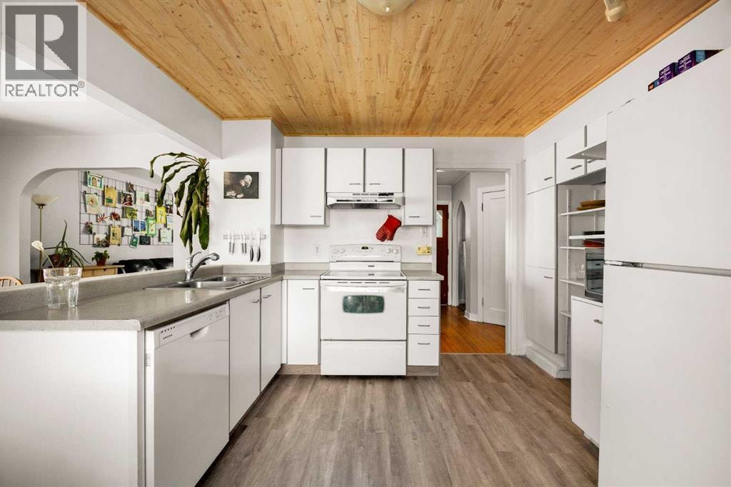 2507 15A Street SW — photo 11