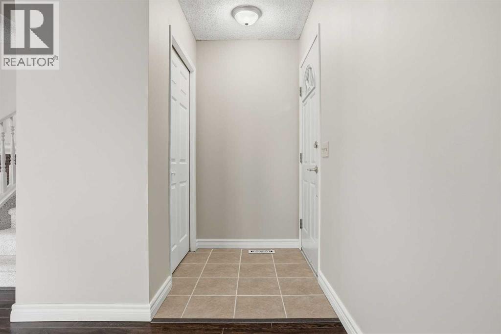 471 Berkley Crescent NW — photo 4
