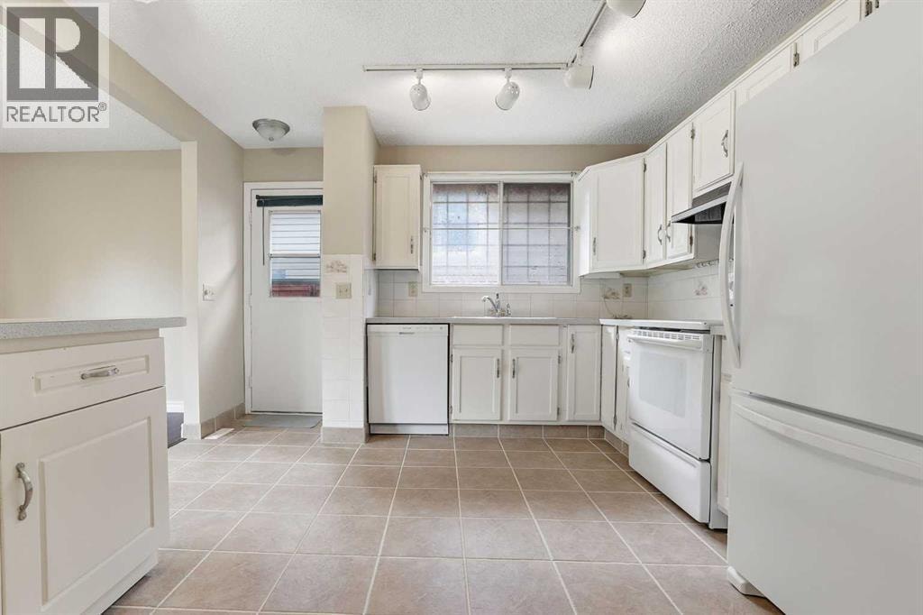 471 Berkley Crescent NW — photo 14