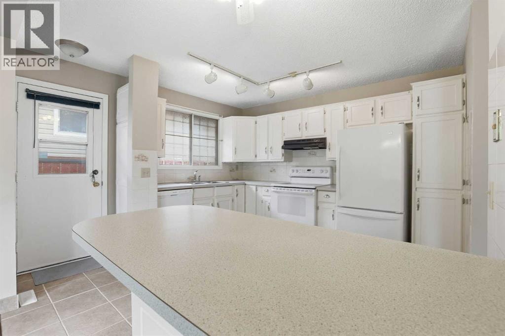 471 Berkley Crescent NW — photo 13