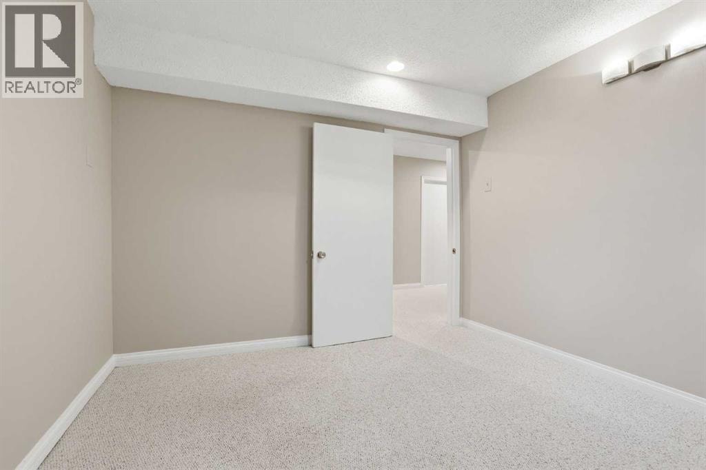 471 Berkley Crescent NW — photo 41