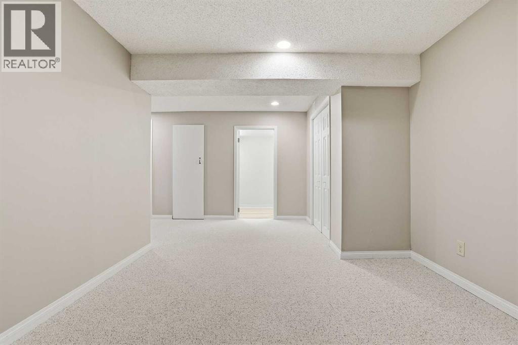 471 Berkley Crescent NW — photo 43