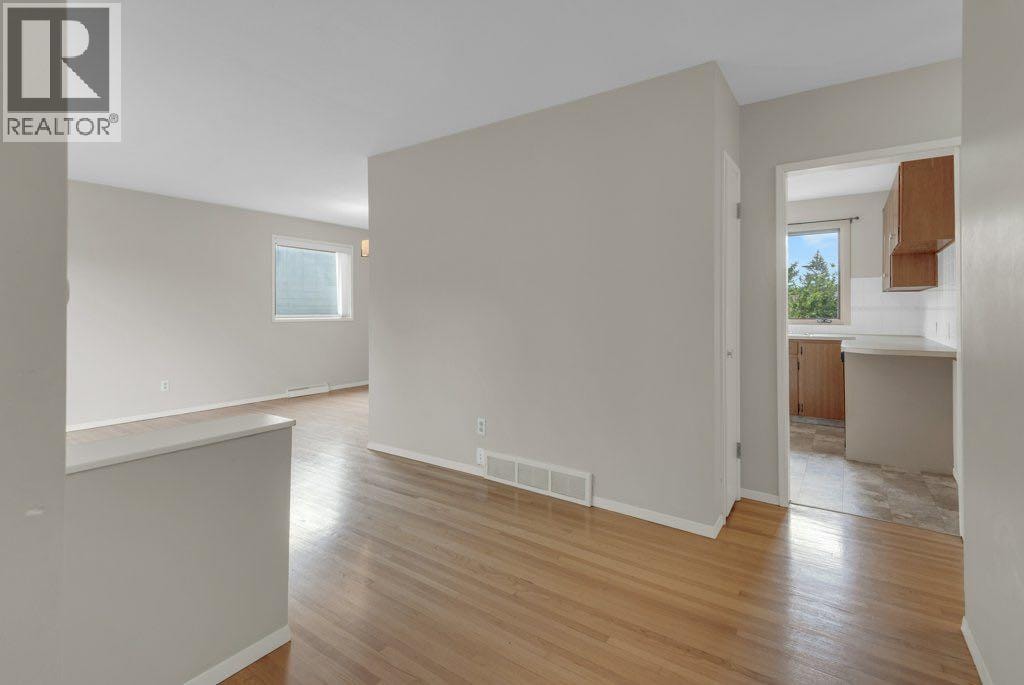 3136 46 Street SW — photo 3