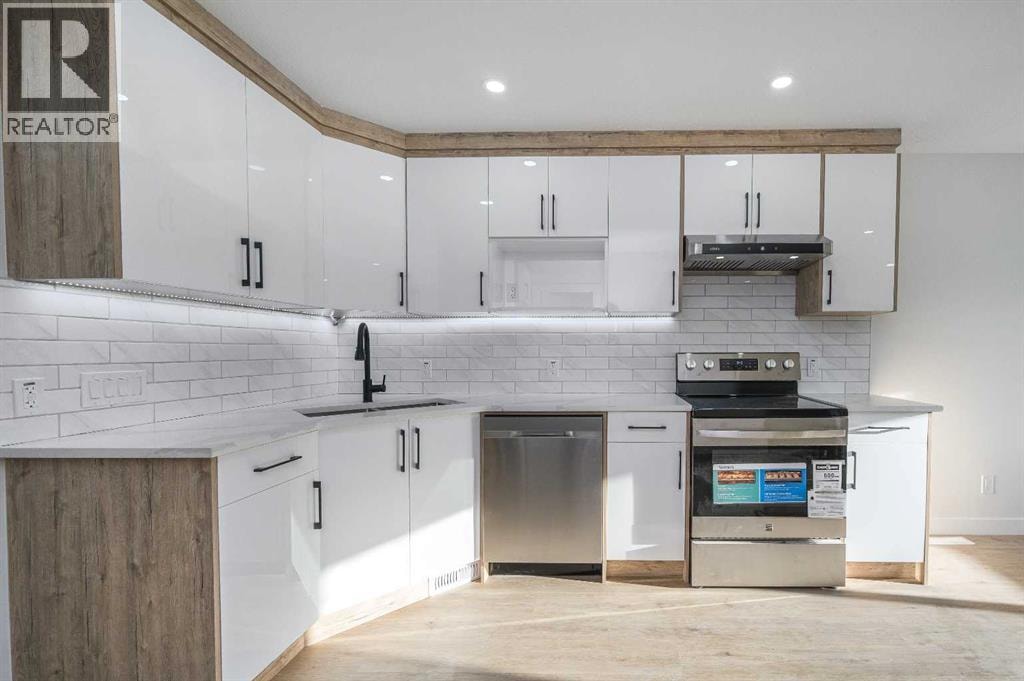 4249 Catalina Boulevard NE — photo 3