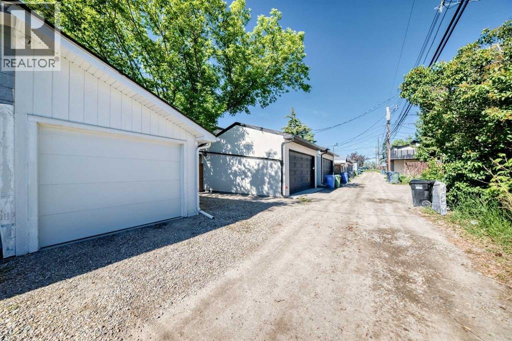 2124B 52 Avenue SW — photo 40