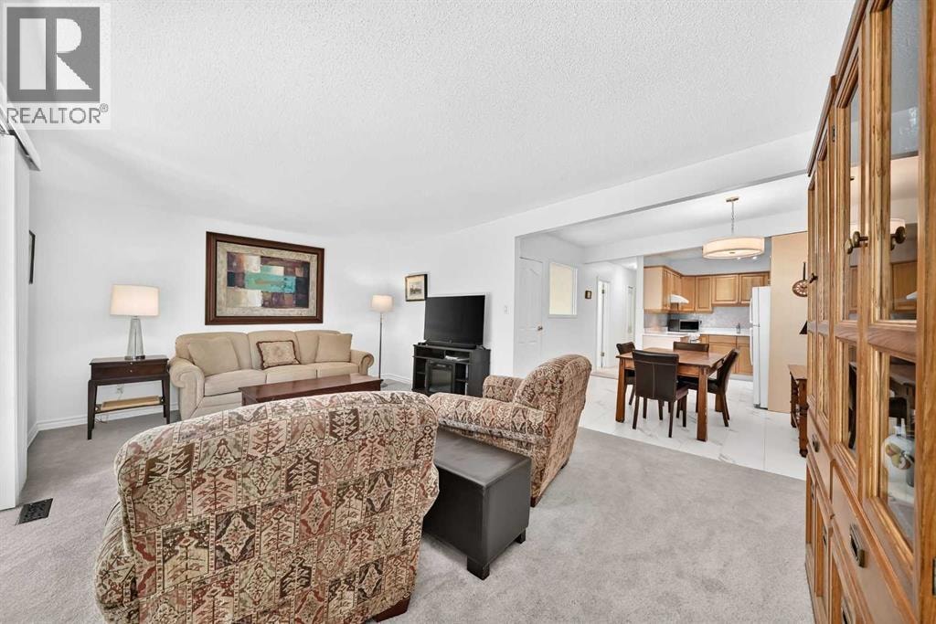 2124B 52 Avenue SW — photo 17