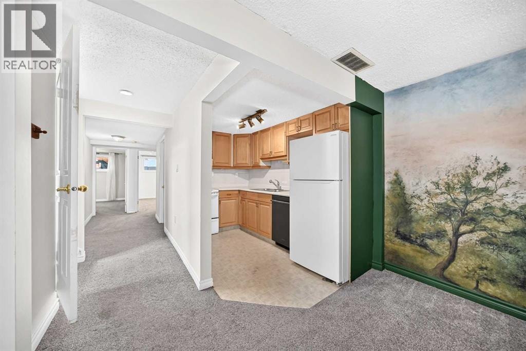 2124B 52 Avenue SW — photo 29