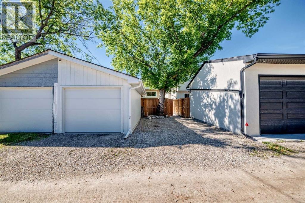 2124B 52 Avenue SW — photo 41