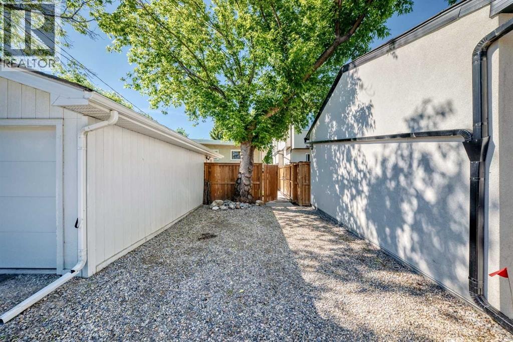 2124B 52 Avenue SW — photo 45