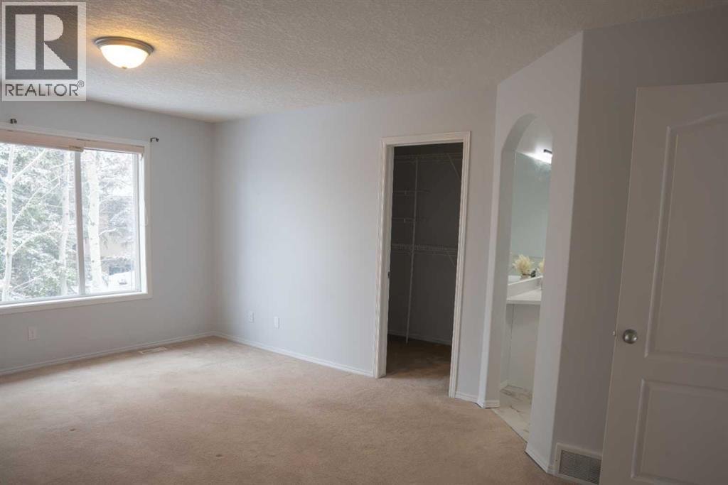 3 Strathridge Bay SW — photo 11