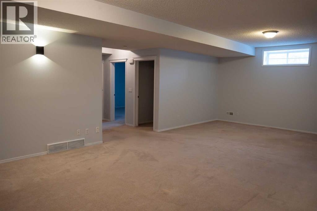 3 Strathridge Bay SW — photo 9