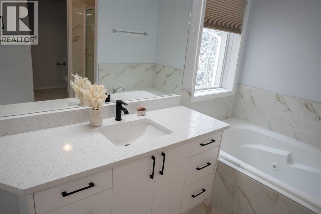 3 Strathridge Bay SW — photo 21