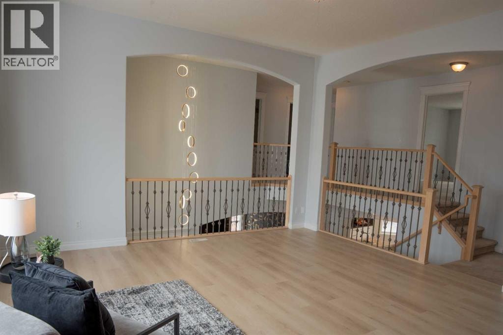 3 Strathridge Bay SW — photo 32