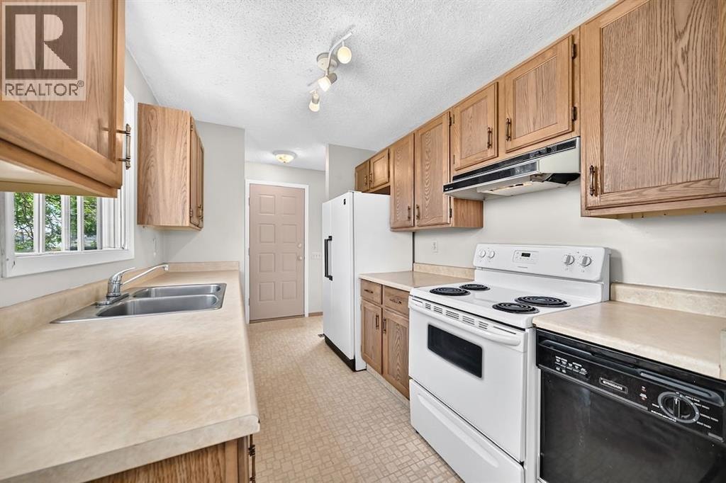 103 Rivervalley Crescent SE — photo 2