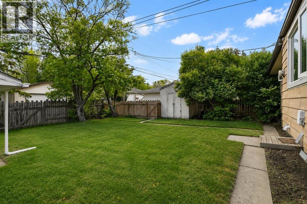 1207 40 Avenue NW — photo 31