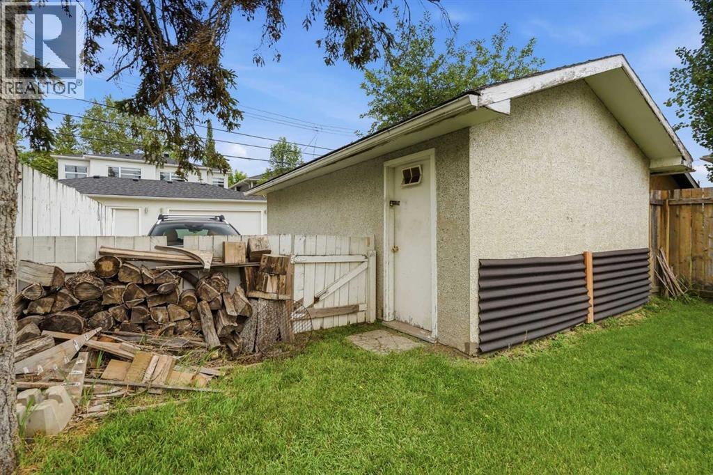 3732 45 Street SW — photo 29