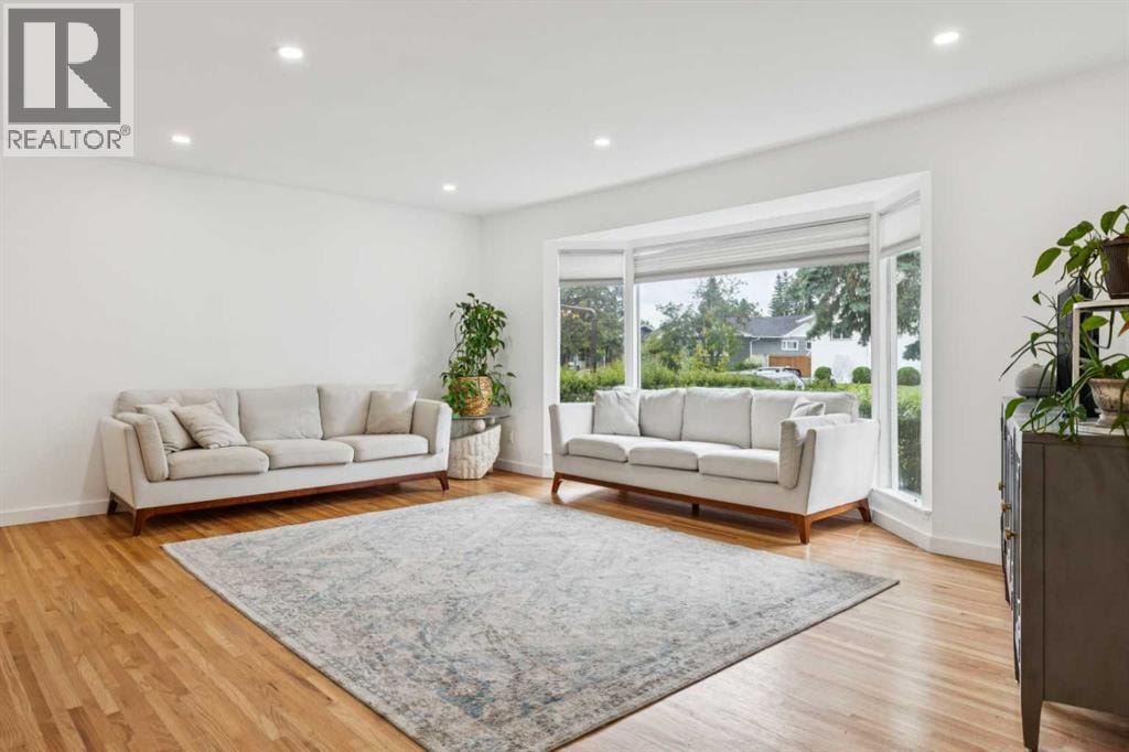 10719 Mapleglen Crescent SE — photo 4