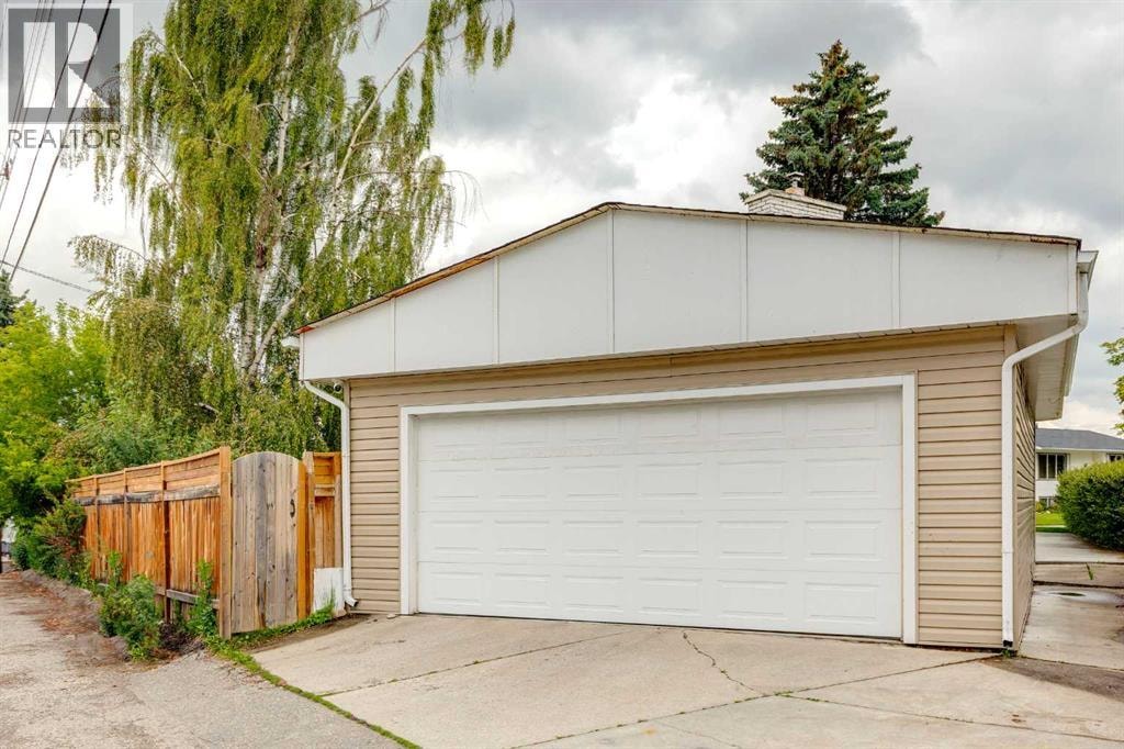 10719 Mapleglen Crescent SE — photo 40