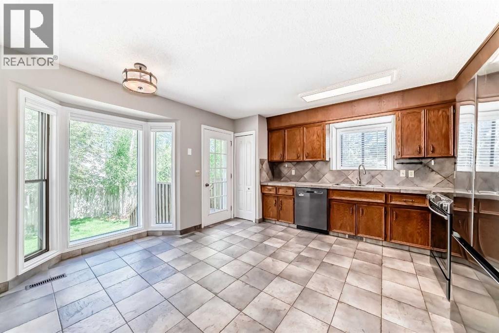 55 Woodstock Way SW — photo 9